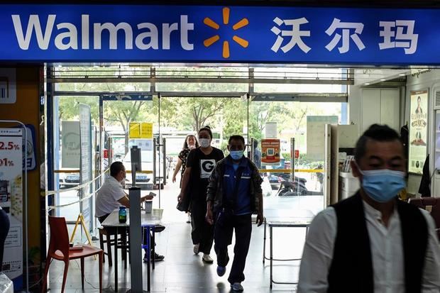 Varias personas entran en un supermercado Walmart en Pekín, China. 