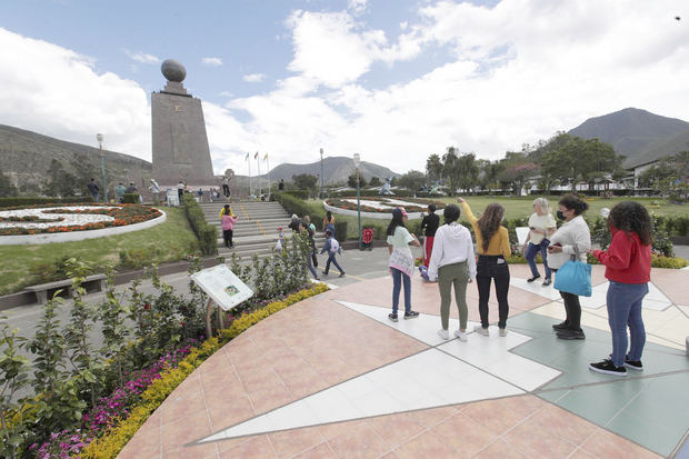 Turistas fueron registrados este sábado al visitar el monumento La Mitad del Mundo, en Quito, Ecuador.
