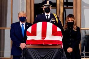 Abucheos a Trump en su visita a la capilla ardiente de la jueza del Supremo