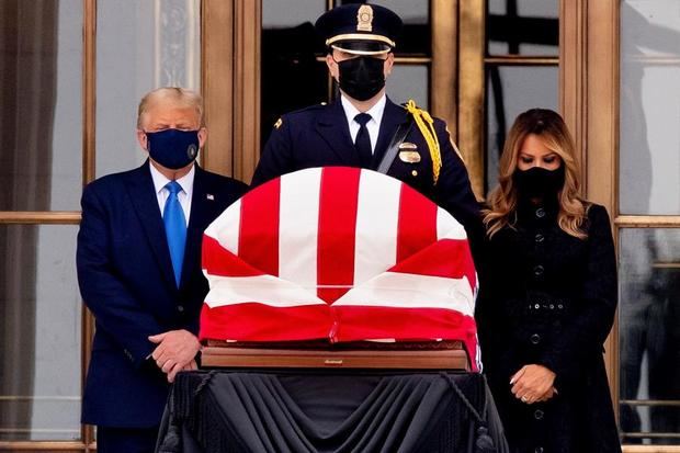 El presidente de Estados Unidos, Donald Trump, en compañía de su esposa, Melania Trump, fueron registrados este jueves, al visitar la capilla ardiente en honor a la jueza Ruth Bader Ginsburg, en el Pórtico de entrada al Tribunal Supremo estadounidense, en Washington DC.