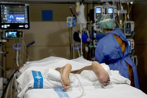 En la imagen de archivo, personal sanitario atiende a un paciente con covid.