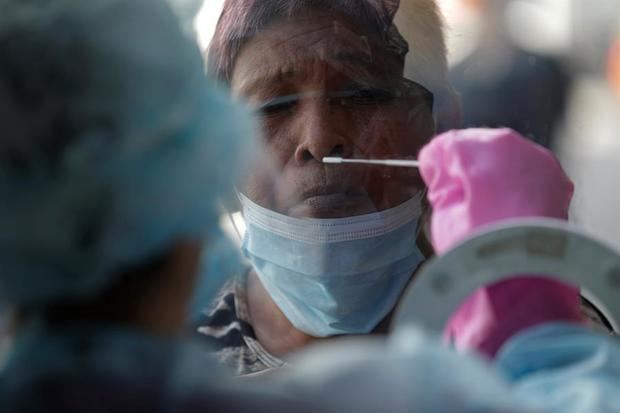 Trabajadores de la salud realizan pruebas de hisopado para detectar coronavirus hoy en una estación express en el distrito de San Miguelito en ciudad de Panamá, Panamá. 