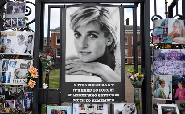 Homenaje a Diana en la entrada del Palacio de Kensington. 