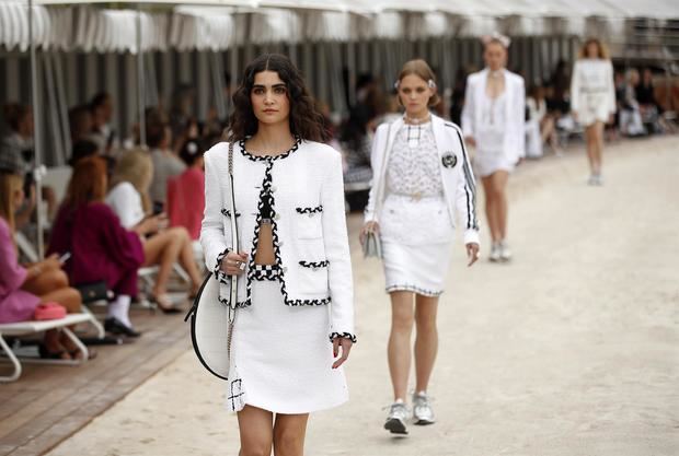 Chanel vuelve a sus raíces más 'chic' con un desfile en Mónaco.