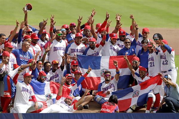 Jugadores de República Dominicana festejan su pase a los Juegos Olímpicos de Tokio 2021, durante un juego entre Venezuela y República Dominicana clasificatorio a los Juegos Olímpicos de Tokio, hoy, en el estadio Hermanos Serdán, en Puebla (México). 