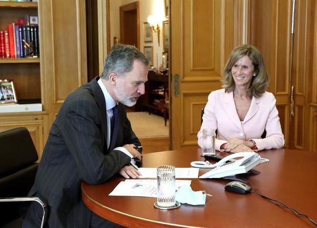 El rey Felipe VI (i), y la presidente de COTEC, Cristina Garmendia, mantienen este martes una conversación telefónica con los astronautas que han ensamblado y depositado en la Estación Espacial Internacional (ISS).