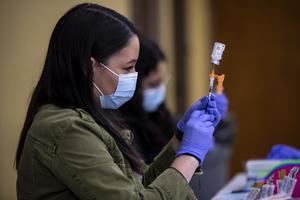 Una enfermera prepara una vacuna contra la covid-19 en Los Ángeles, California (EE.UU.), en una fotografía de archivo.
