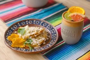 Empanadas de flor de calabaza y cantarito de tequila.