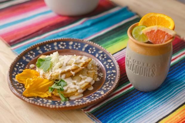 Empanadas de flor de calabaza y cantarito de tequila.