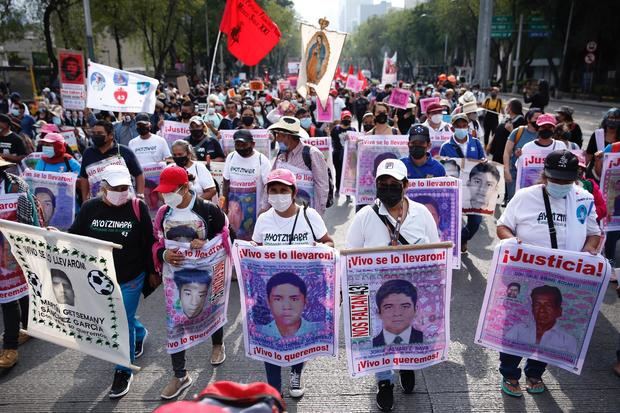 Fotografía de archivo de miles de personas protestando a siete años de la desaparición de los 43 de de Ayotzinapa, en Ciudad de México, México.