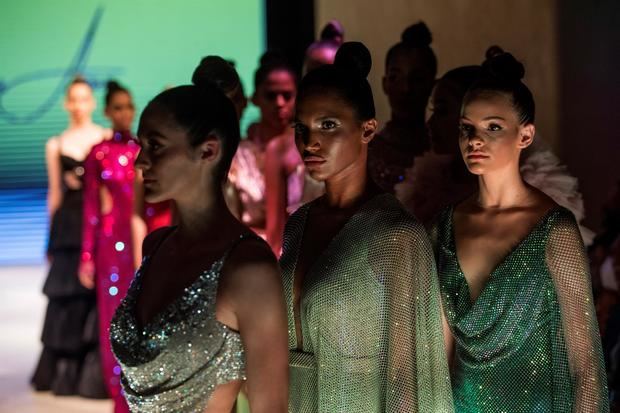 Modelos lucen creaciones de la diseñadora dominicana Giannina Azar durante la primera jornada del República Dominicana Fashion Week (RDFW), este martes en Santo Domingo, República Dominicana.