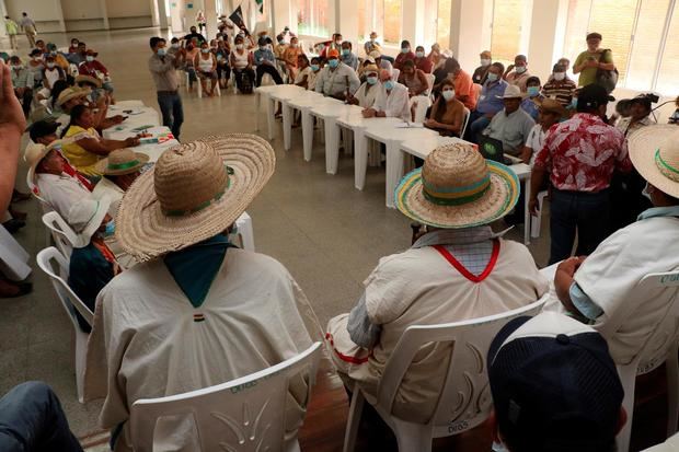 Indígenas de la Amazonía se reúnen con los delegados de Naciones Unidas Antonio Menéndez de Zubillaga y María Gomes Werneck (fuera de cuadro), hoy, en Santa Cruz, Bolivia.