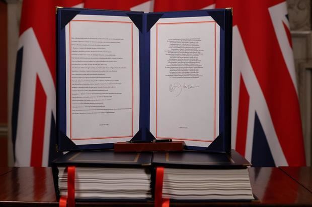 Una foto distribuida por el 10 Downing Street muestra el Acuerdo de Comercio y Cooperación entre el Reino Unido y la UE, el acuerdo comercial Brexit, firmado por el primer ministro británico Boris Johnson, en Londres, Gran Bretaña, el 30 de diciembre de 2020.