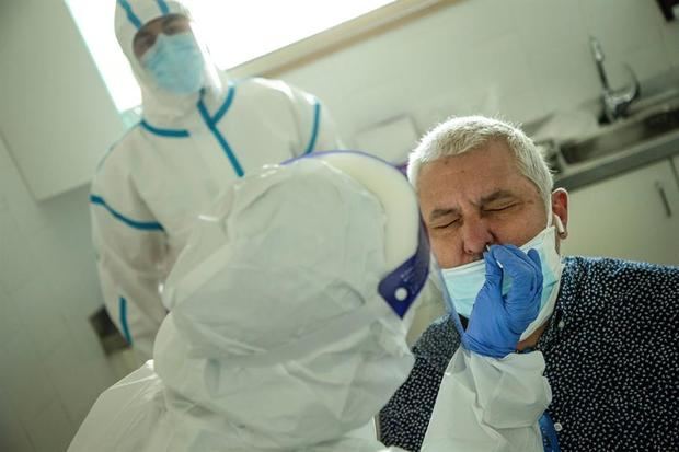 Profesionales sanitarios realizan test en los Centros de Atención Primaria.