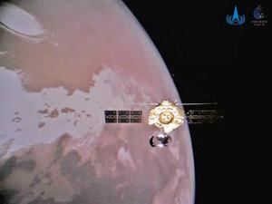 Una foto de un folleto publicada por la Administración Nacional del Espacio de China (CNSA) el 1 de enero de 2022 y tomada por la misión Tianwen-1 Mars muestra al orbitador volando alrededor del Planeta Rojo en una órbita (emitido el 2 de enero de 2022). 