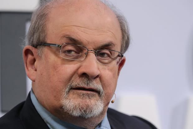 Rushdie sobrevive con respiración asistida, dice su agente