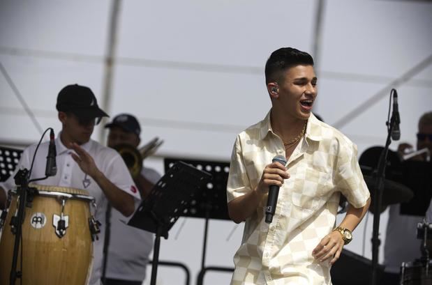 El cantante puertorriqueño Luis Vázquez canta durante el festival del Día Nacional de la Salsa celebrado hoy domingo en el estadio Hiram Bithorn en San Juan, Puerto Rico.