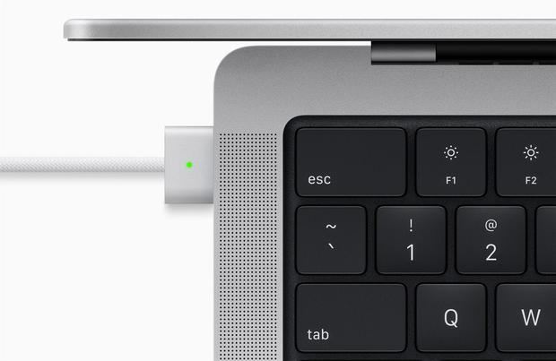Una foto facilitada por Apple Inc. que muestra la nueva MacBook Pro de 14 y 16 pulgadas con M1 Pro y M1 Max con el regreso de MagSafe con MagSafe3 con un diseño actualizado.