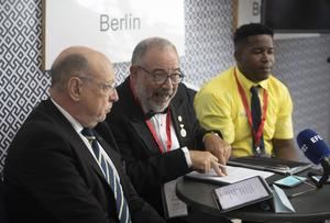 Giorgio Fadda (i), presidente de la Asociación Internacional de Cantineros (IBA), fue registrado este miércoles, al hablar junto a José Rafa Malem (c), actual presidente de la Asociación de Cantineros de Cuba