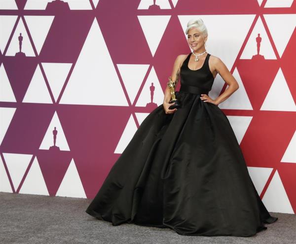 Lady Gaga, como Audrey Hepburn en los Oscar. 