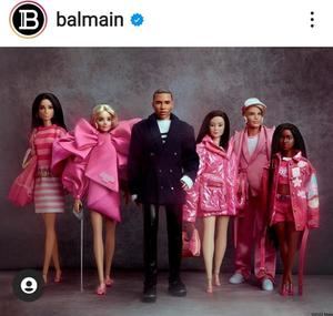 Muñecos de Barbie luciendo la nueva colección de Balmain. 
