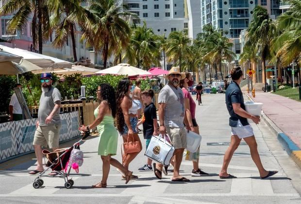 Un grupo de personas camina por Miami Beach, Florida, este 24 de junio de 2020.