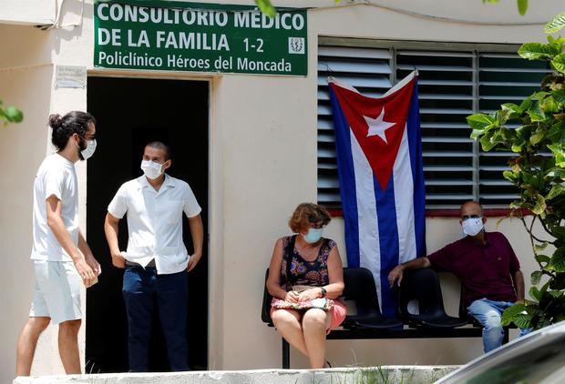 Varias personas esperan fuera de un consultorio médico para vacunarse con la vacuna cubana Abdala contra la covid-19 hoy en La Habana, Cuba.