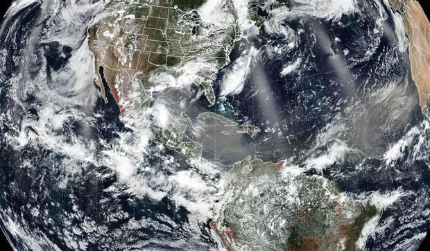 Imagen cedida este viernes por la NASA y la Administración Nacional Oceánica y Atmosférica (NOAA), tomada el 24 de junio por el instrumento del Conjunto de radiómetros de imágenes infrarrojas visibles (VIIRS) a bordo del satélite Suomi de la Asociación Nacional de Órbita Polar (Suomi NPP), donde se muestra el paso del polvo del Sahara sobre el Caribe y Centroamérica.