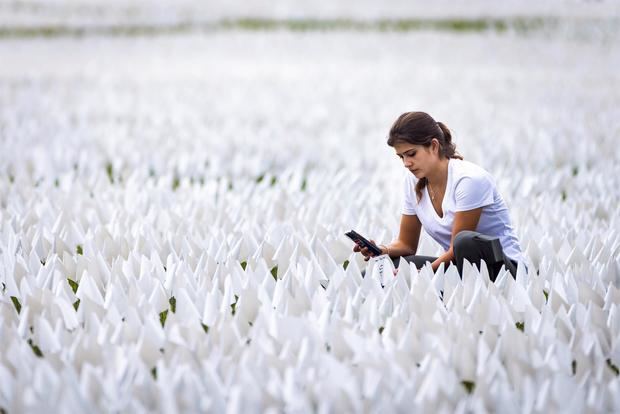 EE.UU. honra a los muertos por covid con 600.000 banderas blancas en Washington.