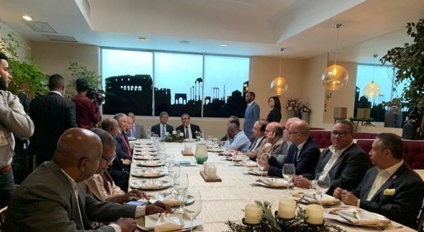 Leonel Fernández encabeza almuerzo con partidos emergentes