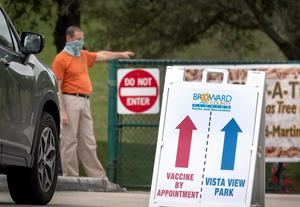El gobernador de Florida promete acelerar la vacunación contra la Covid tras quejas en el suministro