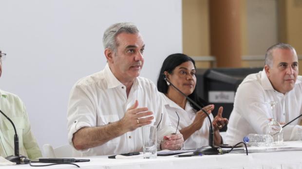 Presidente Abinader escucha necesidades comunitarias en Nagua y presenta soluciones viales y agrícolas