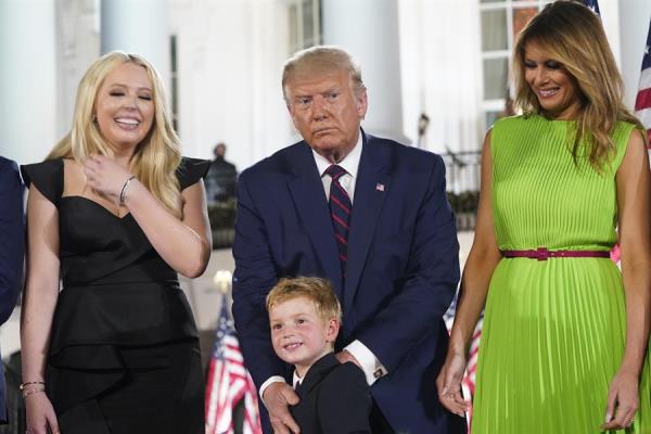 19/01/2021 21:32 (UTC)
Crédito:
EFE
Fuente:
EFE/EPA/POLARIS IMAGES POOL
Autor:
Erin Scott / POOL
Temática:
Interés humano » Gente
En la imagen, Tiffany Trump (i), junto a su padre, Donald J. Trump (c) y Melania Trump (d). 