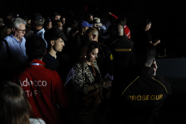 Asistentes al Mutua Madrid Open abandonan las instalaciones de la Caja Mágica debido al apagón registrado a nivel peninsular este lunes. 