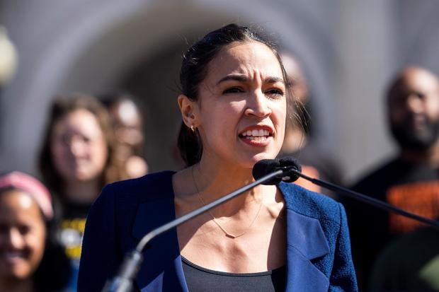 En la imagen un registro de la legisladora demócrata Alexandria Ocasio-Cortez, quien considera que las necesidades del país son demasiado grandes como para únicamente aprobar un proyecto de gasto de menor escala.
