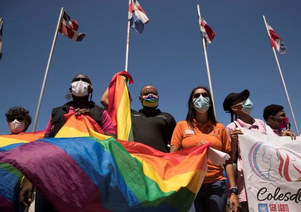 Integrantes de la comunidad LGBTIQ+ de República Dominicana se manifiestan ante el Congreso Nacional, hoy en Santo Domingo, República Dominicana.