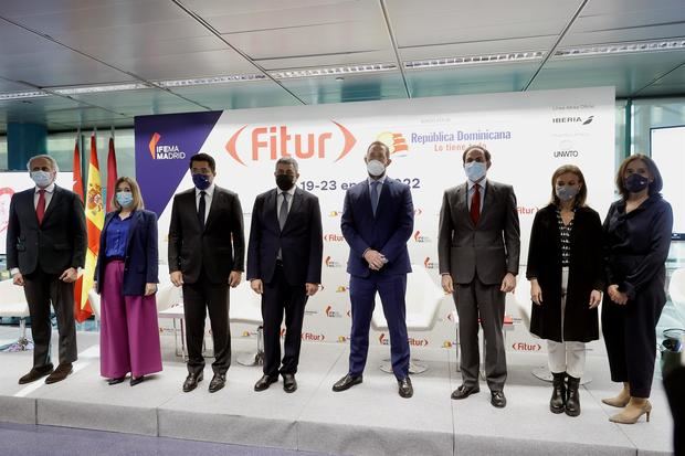 Enrique Ruiz Escudero, Marta Rivera de la Cruz, David Collado Morales, Zurab Pololikashvili, Fernando Valdés, Javier Sanchez Prieto, Almudena Maíllo del Valle y la directora de Fitur, María Valcarce durante la presentación de FITUR 2022 celebrada en Ifema este martes.