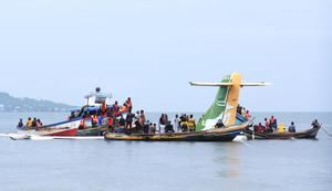 Equipos de rescate en busca de supervivientes del accidente de un avión tanzano que se estrelló en el Lago Victoria. Al menos 19 personas perdieron la vida en el siniestro.
