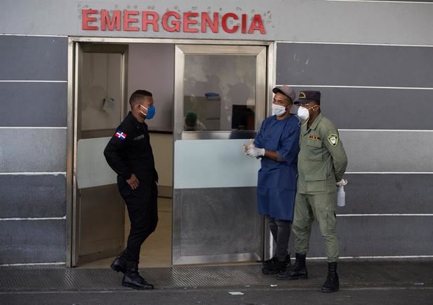 Personal de seguridad controla el acceso al hospital Moscoso Puello donde varias personas fueron ingresadas por consumo de clerén, una bebida alcohólica que se elabora de forma artesanal y sin permisos sanitarios y que ha causado la muerte de al menos 42 personas en los últimos días, en Santo Domingo, República Dominicana.