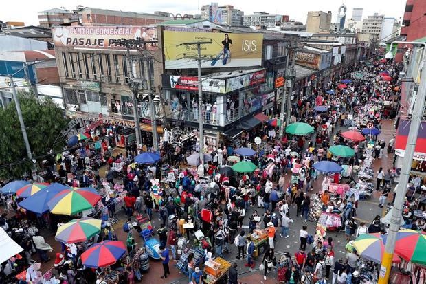 Ciudadanos se aglomeran mientras hacen compras navideñas en el popular sector de San Victorino, en Bogotá, Colombia.