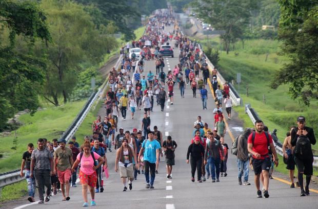 Caravana migrante se disgrega pero no detiene su paso por el sur de México