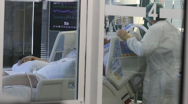 Profesionales de la unidad de críticos complejo hospitalario Insular Materno Infantil de Las Palmas de Gran Canaria atienden a un paciente de covid-19.