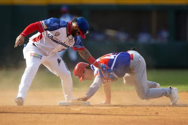 El pelotero dominicano Jonathan Villar (i) fue registrado este domingo, frente al puertorriqueño Jarren Duran (d), durante un partido de la Serie del Caribe 2021, en la ciudad de Mazatlán (estado de Sinaloa, México.