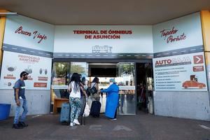 Paraguay sigue a la espera de vacunas en una larga ola que golpea a los jóvenes