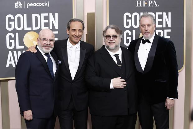 Roeban Katz, Alexandre Desplat, Guillermo del Toro and Mark Gustafson en la versión 80 de los Premios Golden Globe Awards, este 10 de enero de 2022.