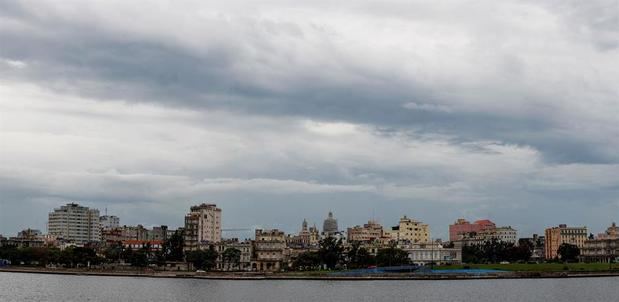 Vista general de nubes grises en La Habana, Cuba.