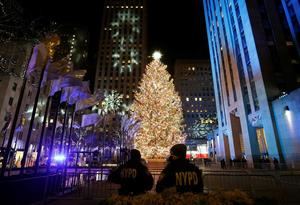 Nueva York inaugura la época navideña con el encendido del Árbol de Rockefeller