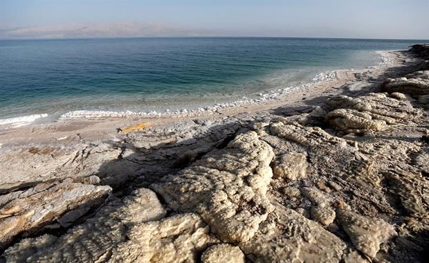 Vista del lago salado más famoso del mundo, el Mar Muerto.