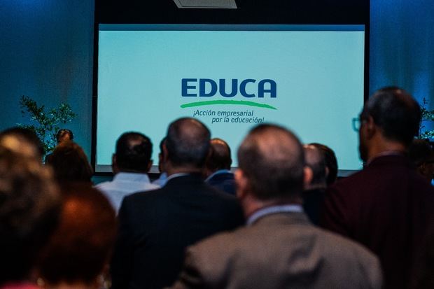 EDUCA reconoce trayectoria de Darwin Caraballo frente de la institución