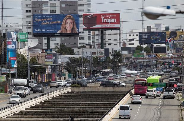 Vista general de una avenida con publicidad política este jueves, en Santo Domingo (República Dominicana). Las campañas electorales para las elecciones municipales dominicanas del próximo domingo concluyen este jueves tras algo más de tres meses de jornadas por la conquista de 3.849 cargos en los 158 municipios del país. 